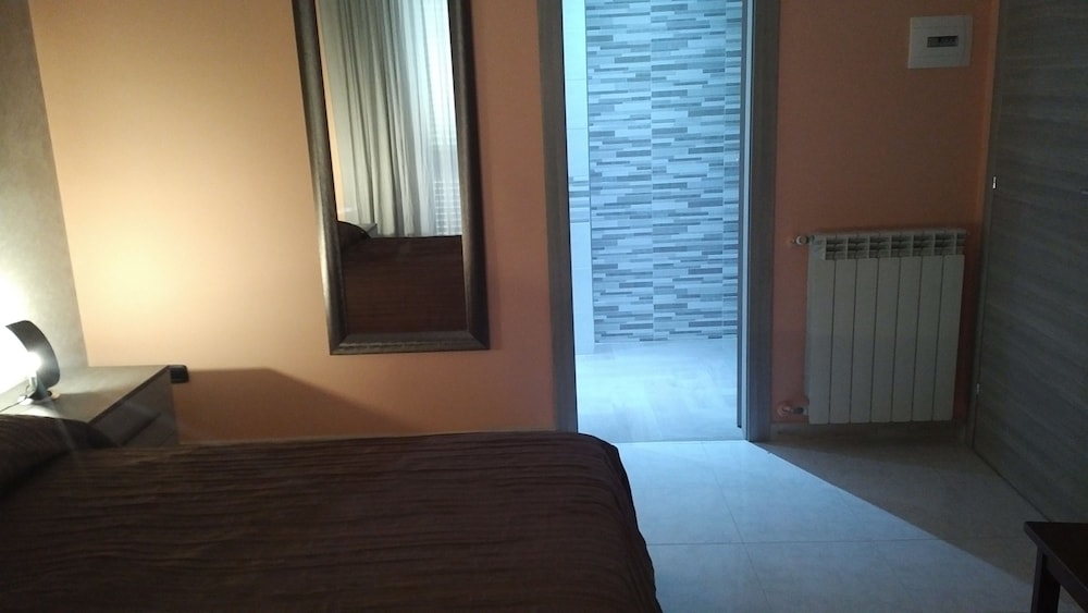 Deluxe Room, 1 King Bed, Non Smoking - Photo 4