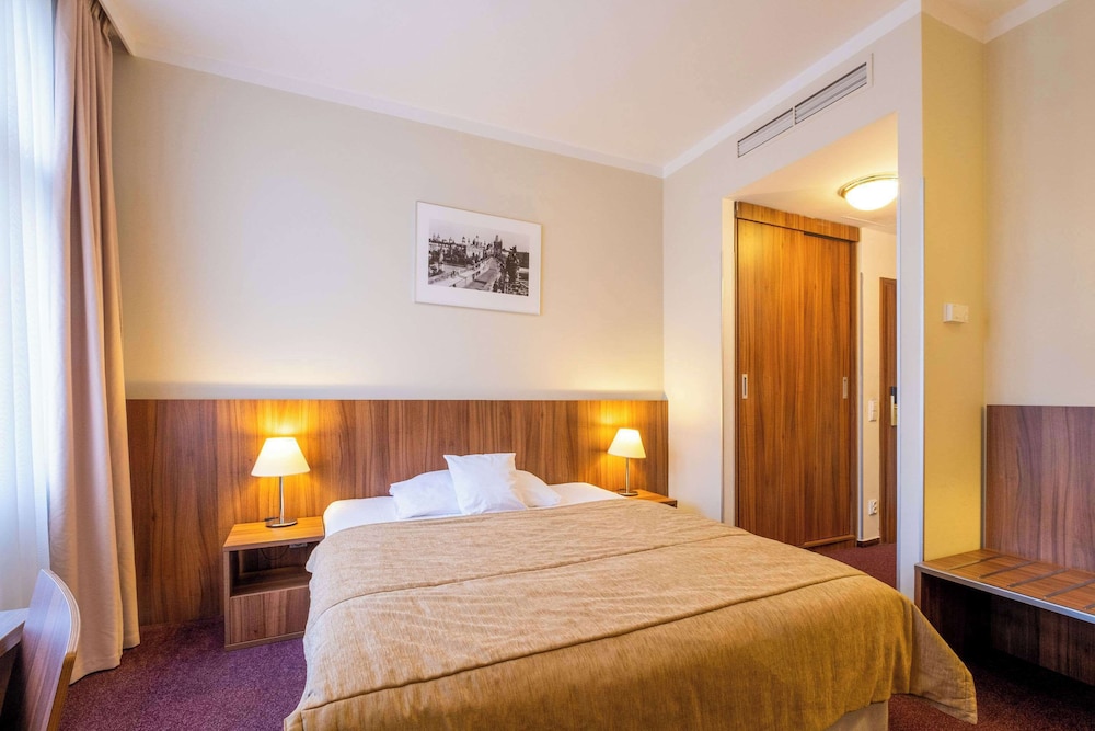 Superior Room, 1 Queen Bed, Non Smoking thumbnail 6