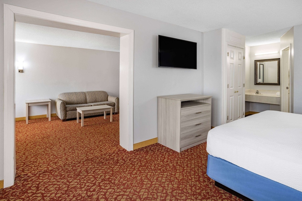 Suite, 1 King Bed, Non Smoking (One-Bedroom Suite) - Photo 1