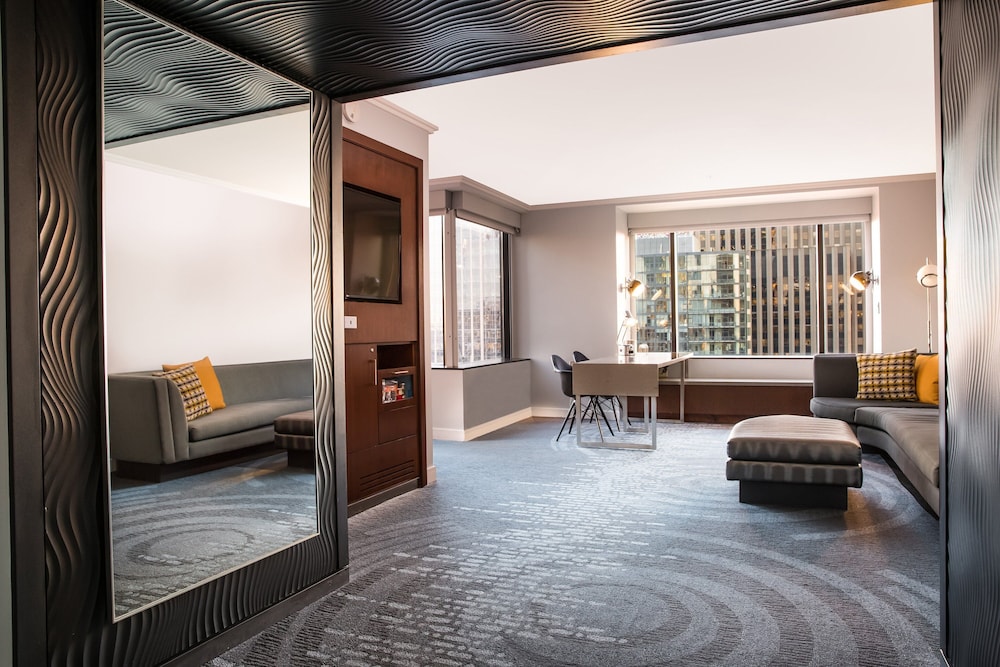 Superior Suite, 1 King Bed, City View (Corner) - Photo 3