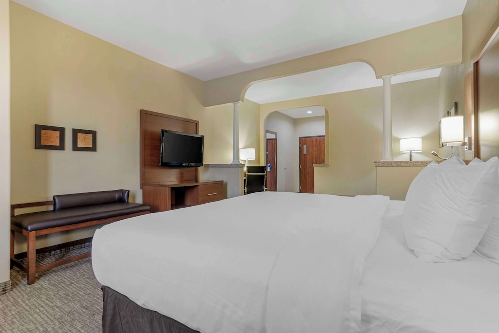 Suite, 1 King Bed, Non Smoking - Photo 3