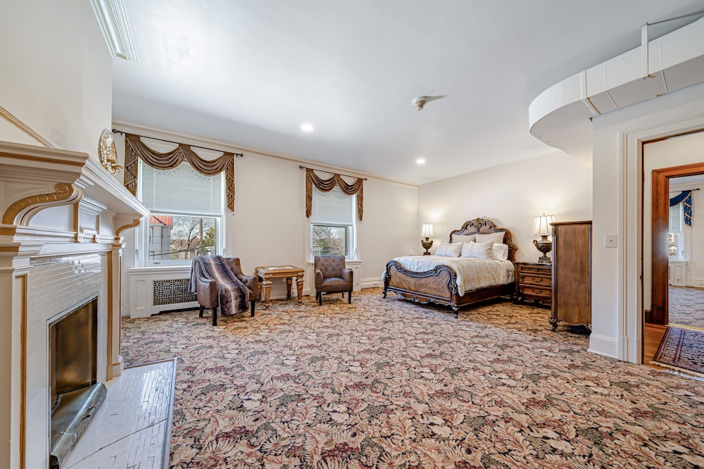 Luxury Suite, 1 Queen Bed, Non Smoking, Club Lounge Access photo 3