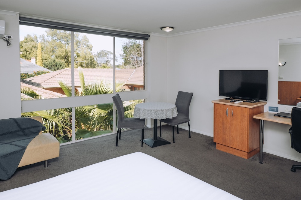 Executive Room, 1 King Bed, Non Smoking, Ground Floor photo 2