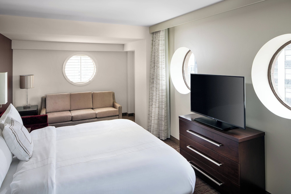 Studio, 1 King Bed with Sofa bed (Mobility Accessible, Tub)