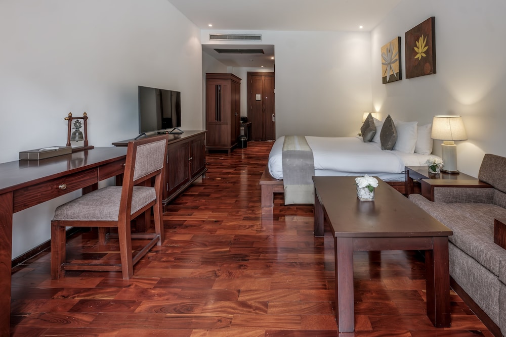 Premium Room, 1 King Bed, Balcony photo 3