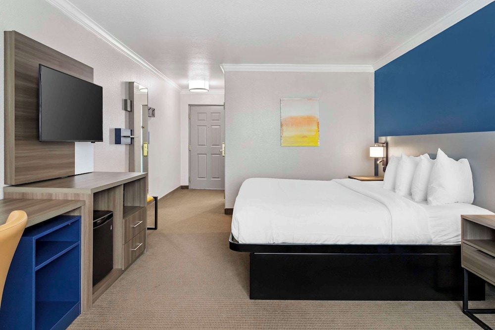 Room, 1 King Bed, Non Smoking - Photo 2