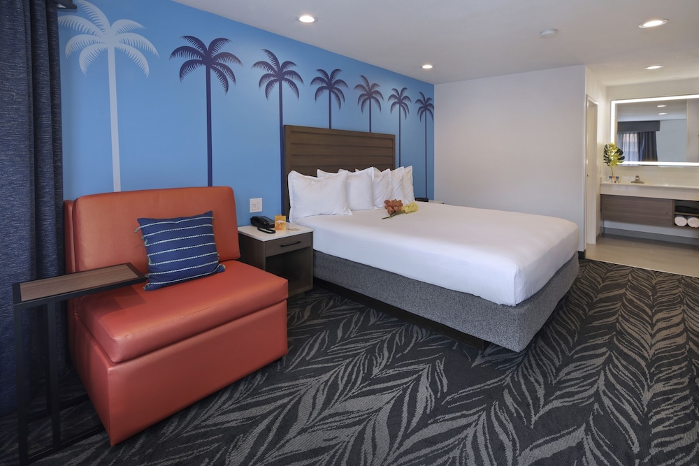 Standard Room, 1 King Bed - Photo 2
