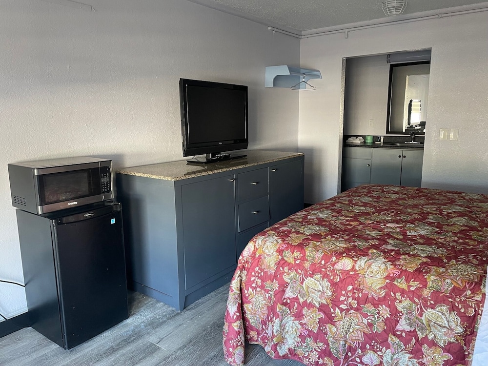Standard Single Room, 1 King Bed, Non Smoking photo 3