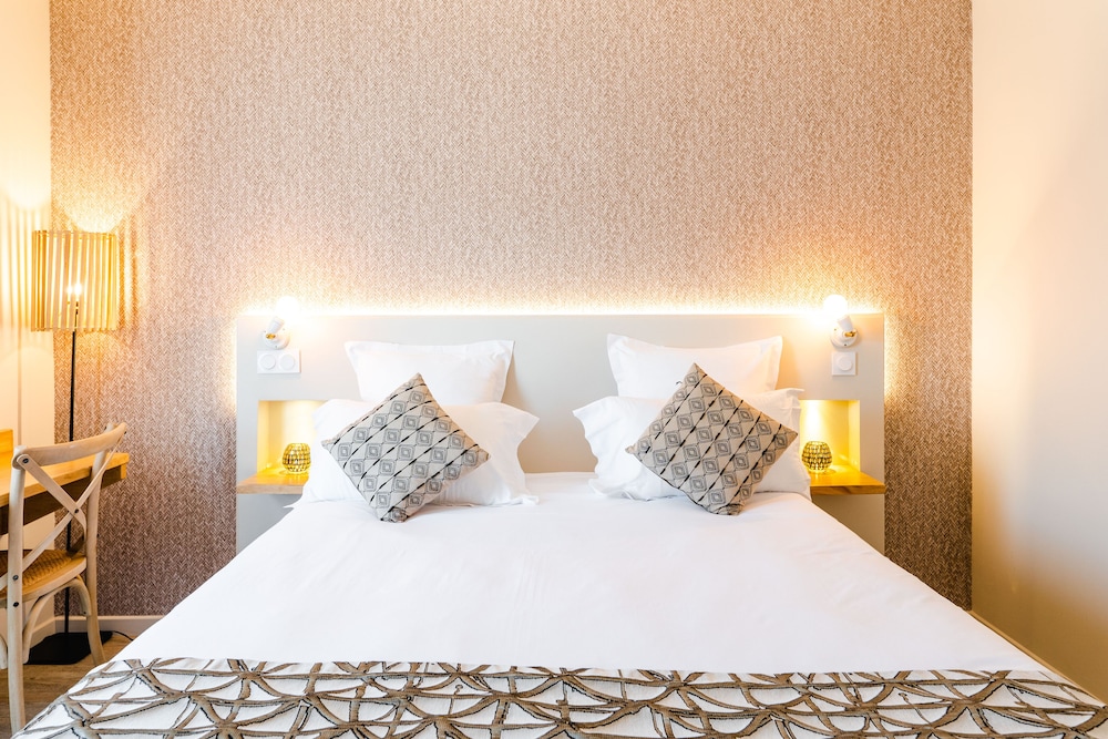 Deluxe Double Room, City View - Photo 31