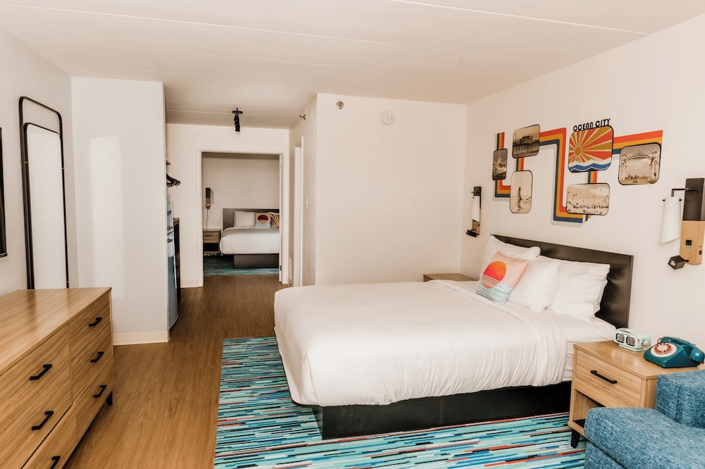 Oceanfront 1 King Bedroom Suite, 1 Queen with Pullout Sofa and Balcony photo 1