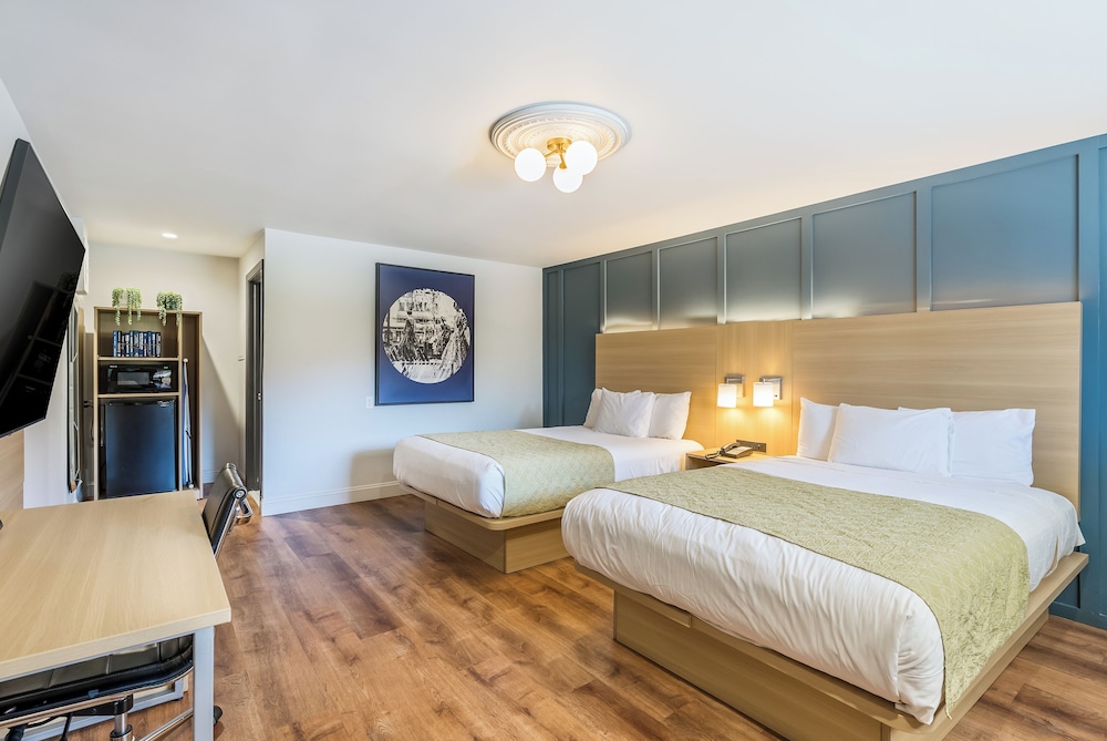 Standard Room, 2 Double Beds, Smoking - Photo 1