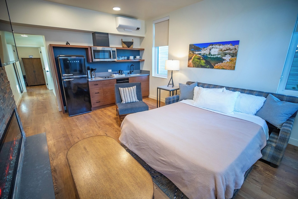 Two Bedroom Condo - Photo 3