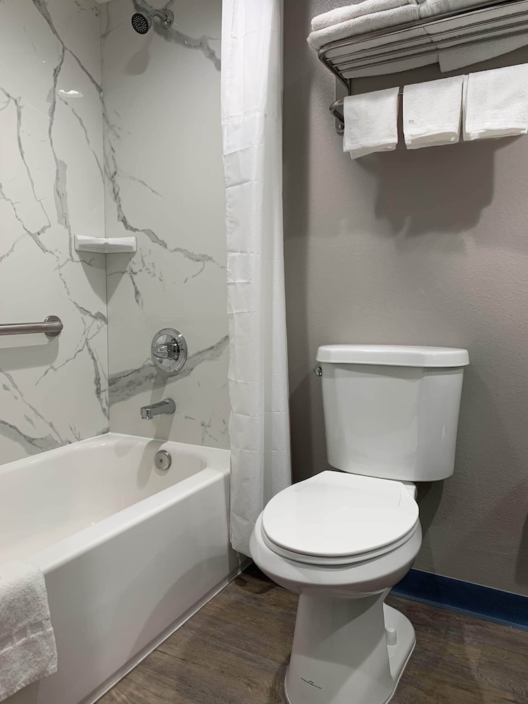 Deluxe Room, 1 King Bed, Non Smoking, Refrigerator & Microwave - Photo 7