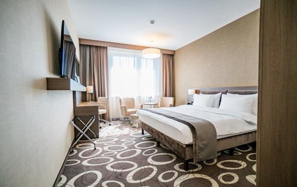 Suite, 1 King Bed, Balcony, City View photo 2