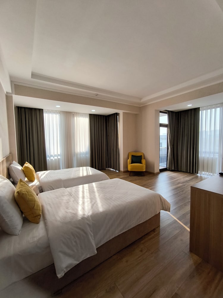 Standard Twin Room, Balcony, Park View