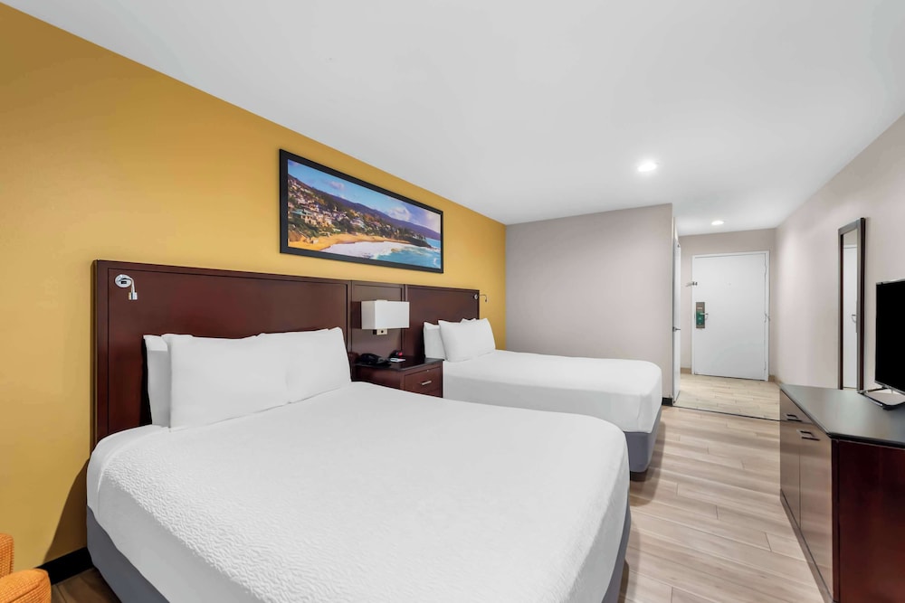 Standard Room, 2 Queen Beds, Non Smoking photo 2