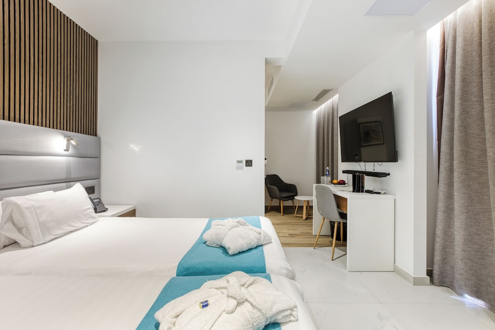 Luxury Suite - Photo 3