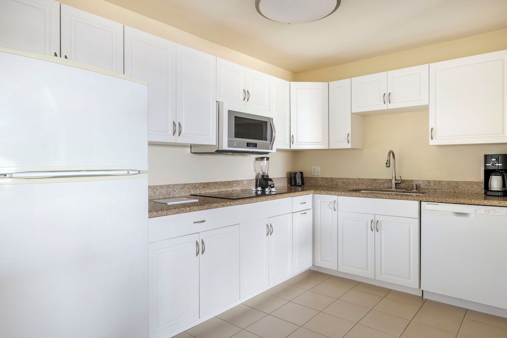 1 Bedroom Ocean View King Suite Plus Balcony - Photo 2