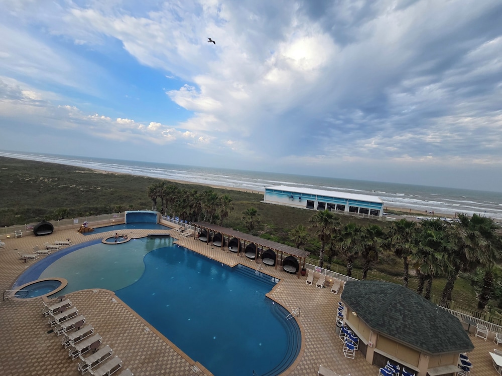 Junior Suite 2 Queens Partial Oceanview - Photo 7
