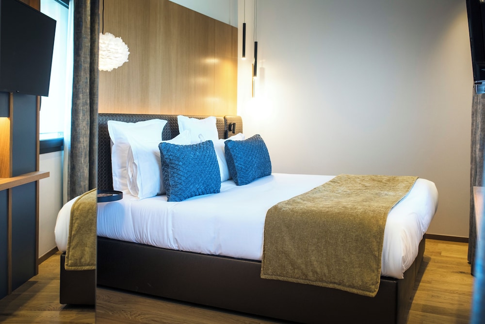 Suite, Lake View