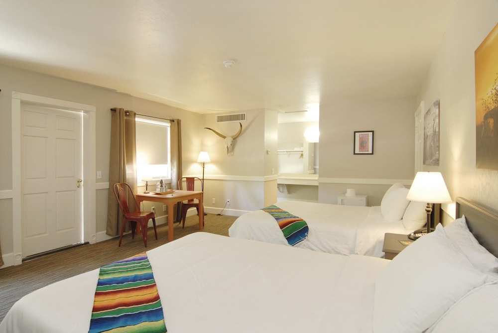 Room, 2 Queen Beds photo 3