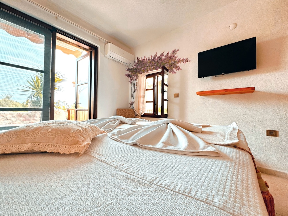 Deluxe Double Room, Sea View, Garden Area photo 3