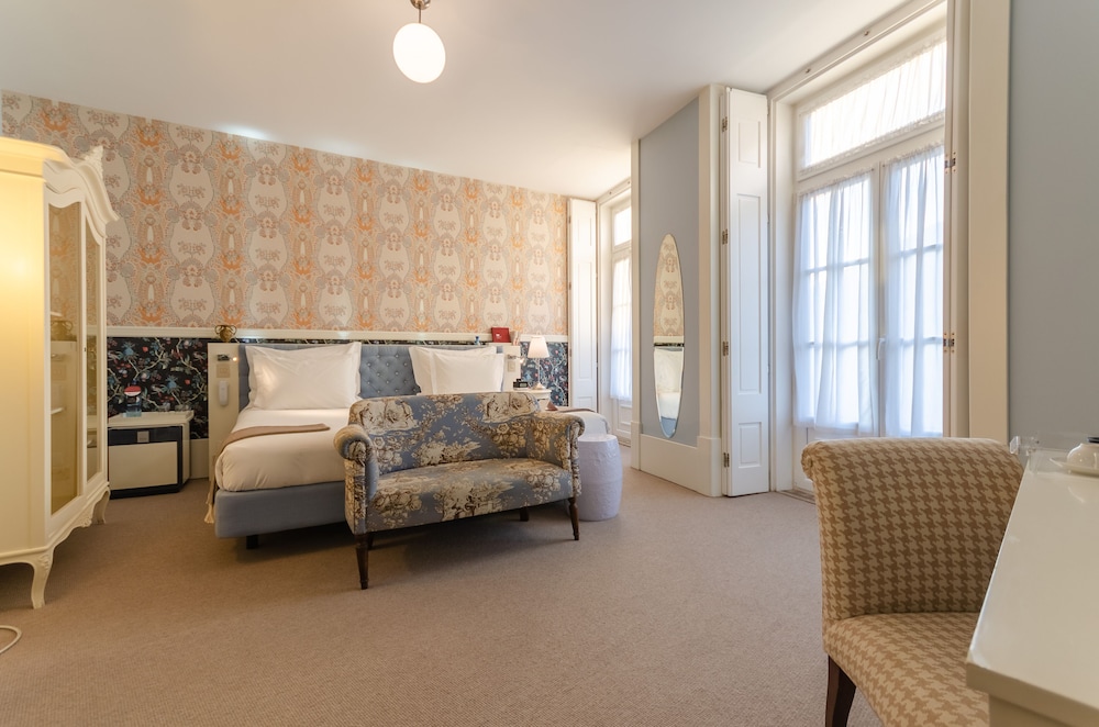 Superior Double or Twin Room, River View thumbnail 5