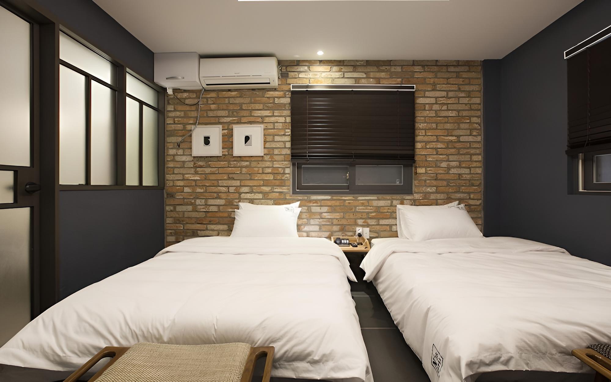 Room (Twin (single + single bed Netflix ava) photo 3