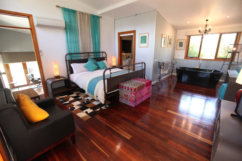 Romantic Villa, 1 King Bed, Bathtub, Valley View