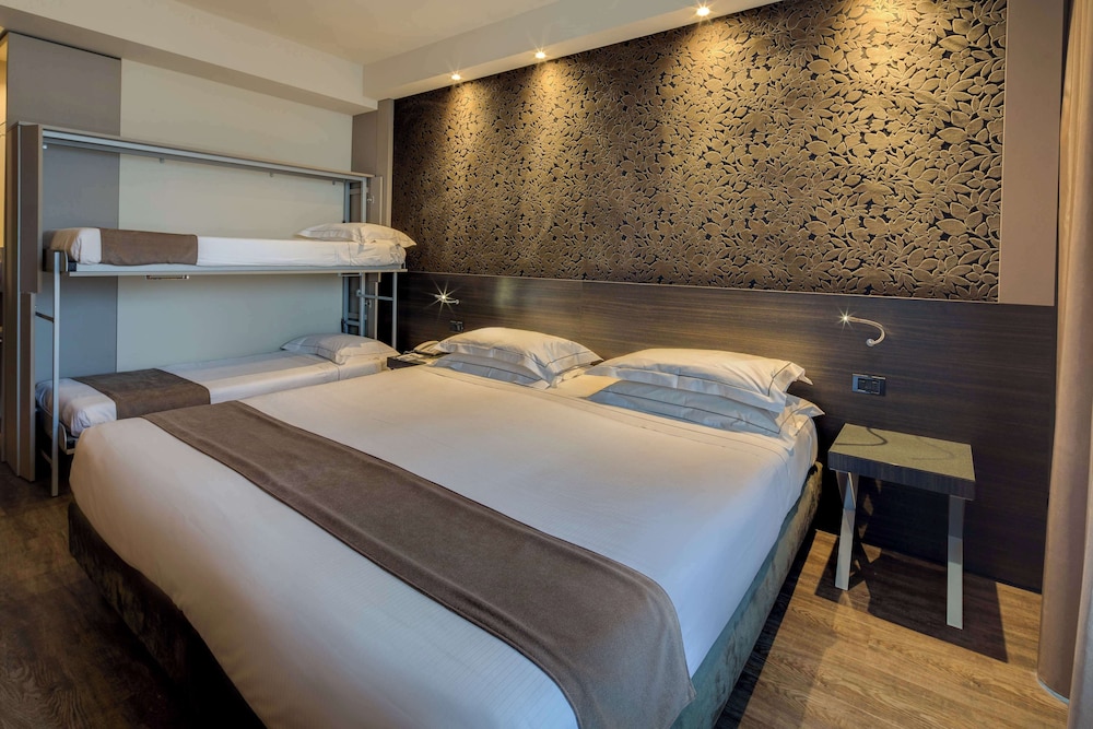 Executive Room, Multiple Beds, Non Smoking - Photo 8