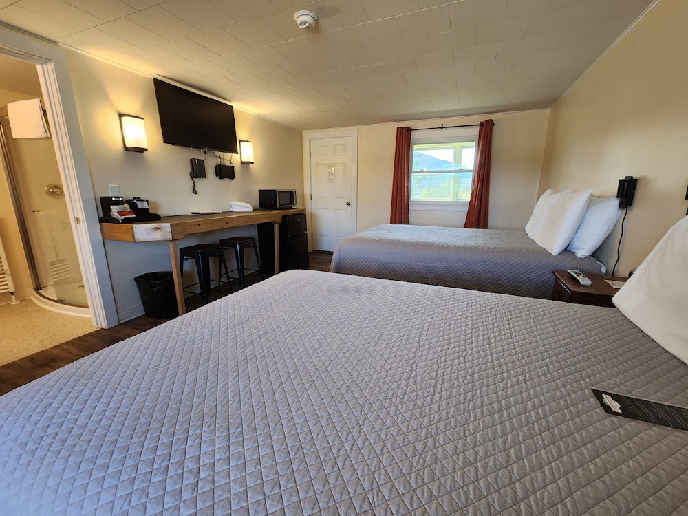 Room, 2 Queen Beds, Golf View, Ground Floor photo 1