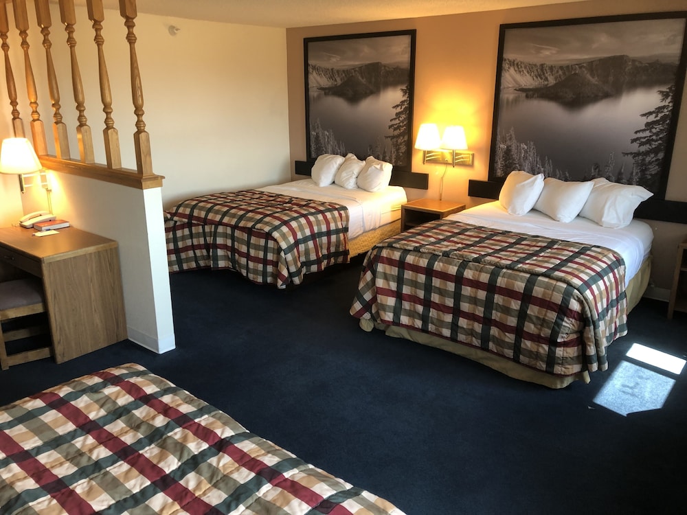 Room, Multiple Beds, Microwave - Photo 6