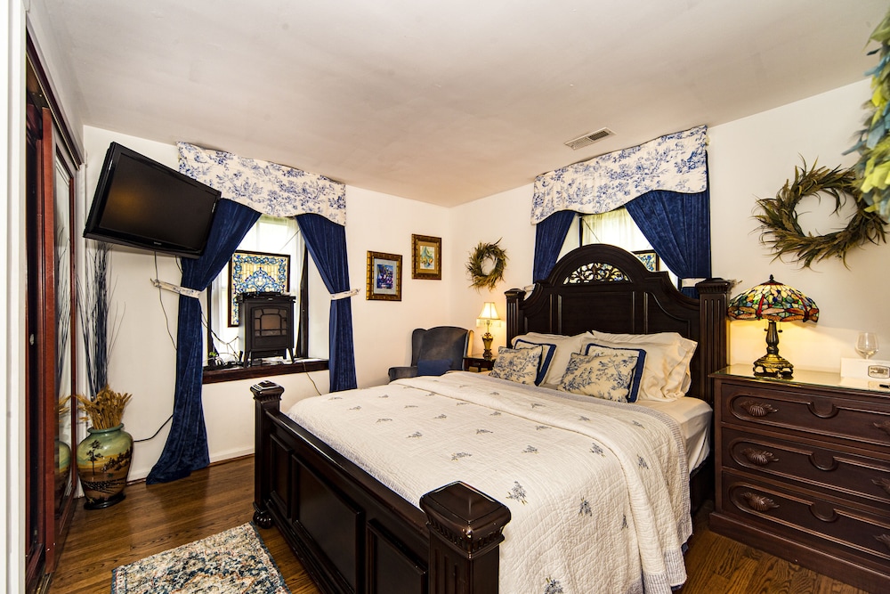 Luxury Suite, 1 Queen Bed, Jetted Tub, Garden View photo 1
