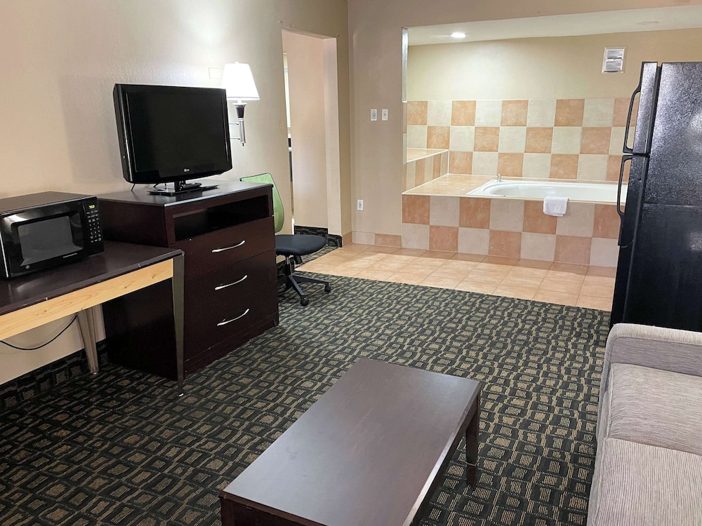 Deluxe Suite, 1 King Bed, Non Smoking, Hot Tub photo 3