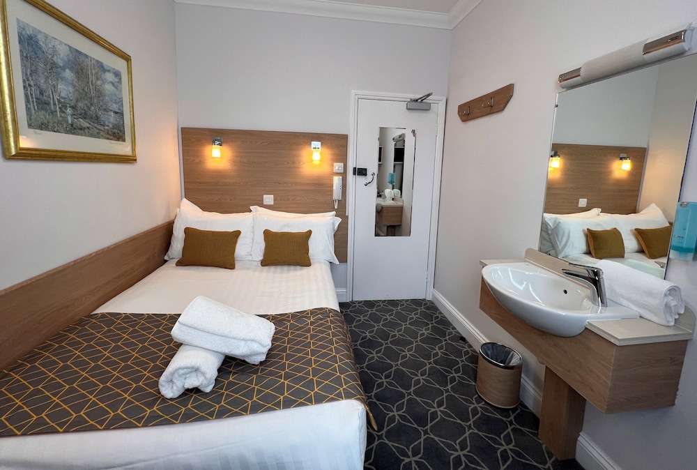 Basic Double Room, Shared Bathroom photo 1