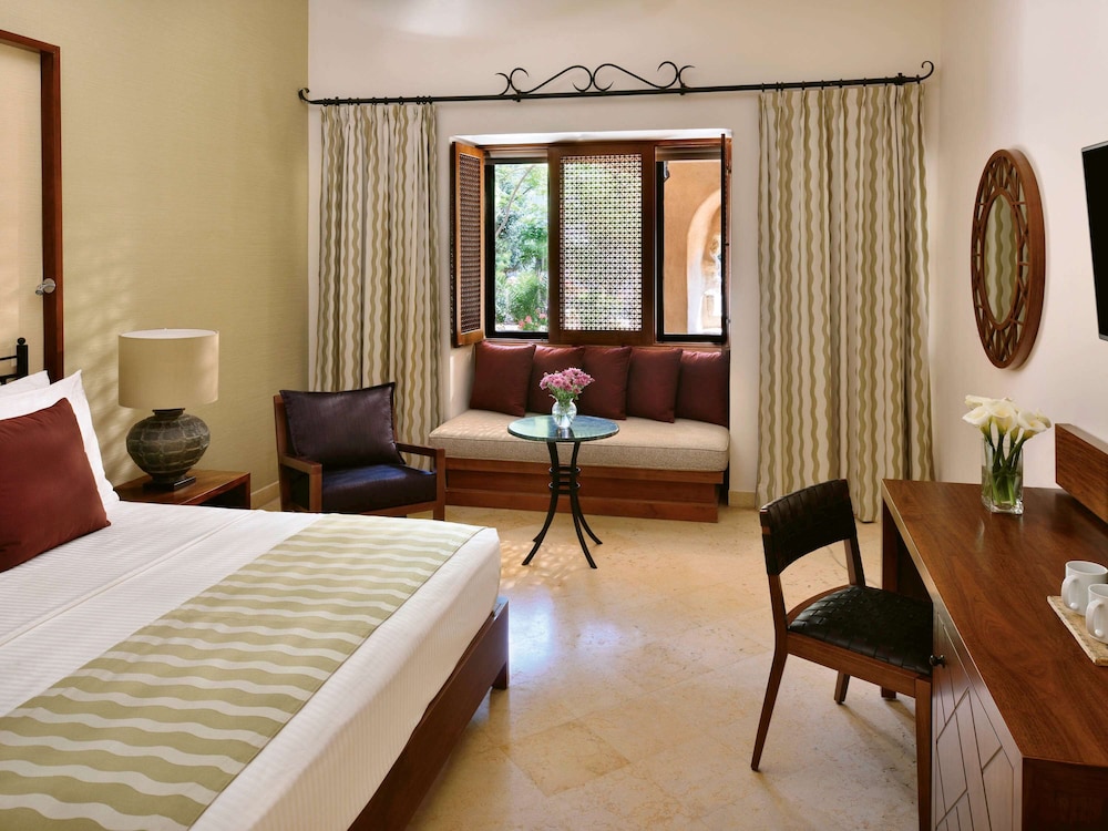 Deluxe Room, 1 King Bed - Photo 3