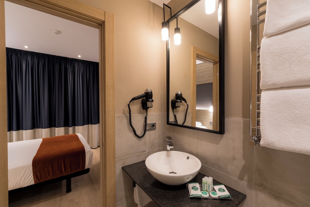 Twin Room - Photo 9