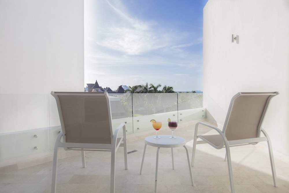 Club Room, 1 King Bed (Signature)