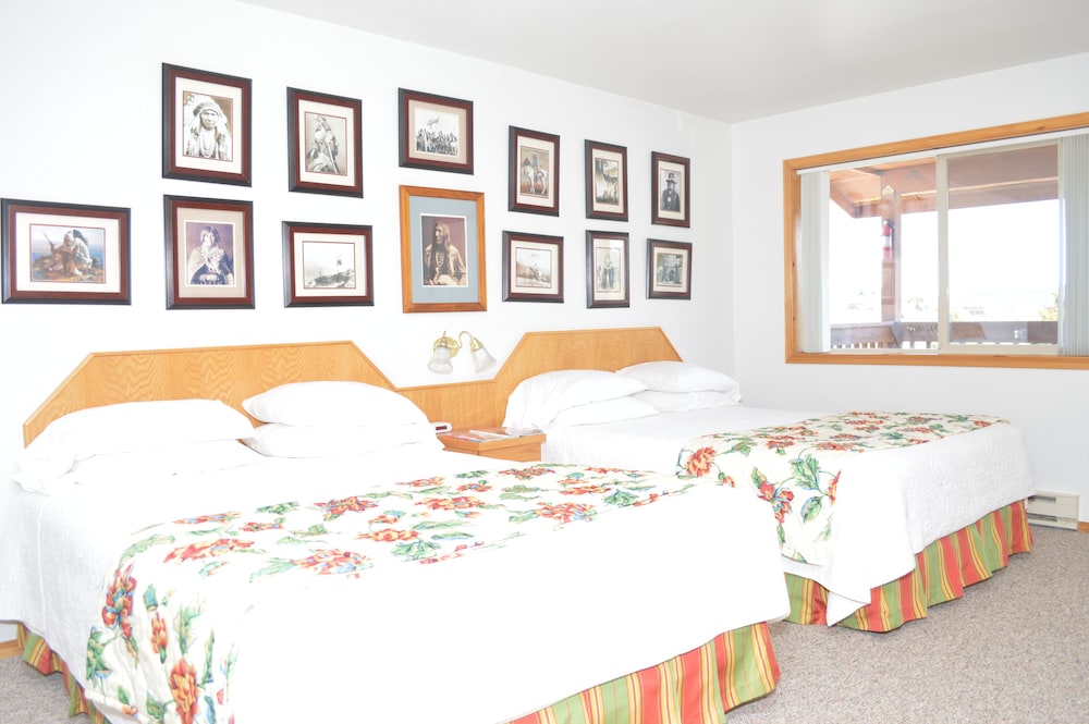 Room, 2 Queen Beds, Kitchenette, Mountain View photo 1