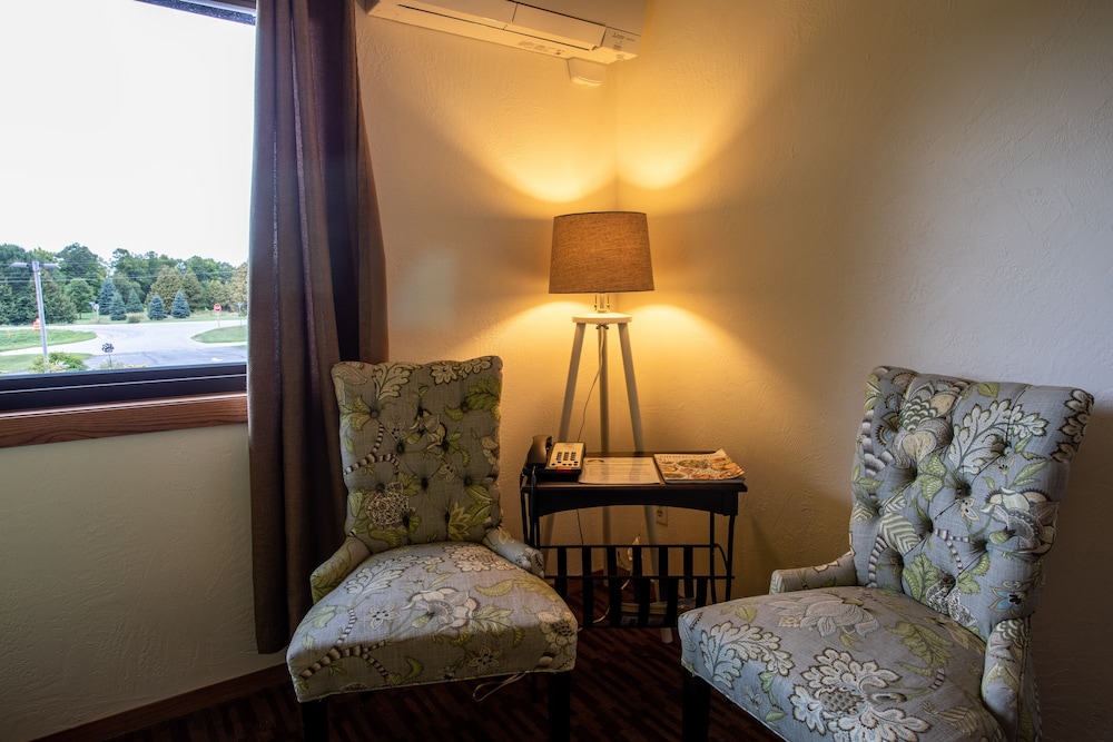Deluxe Room, 1 King Bed, Jetted Tub (No Pets) photo 2