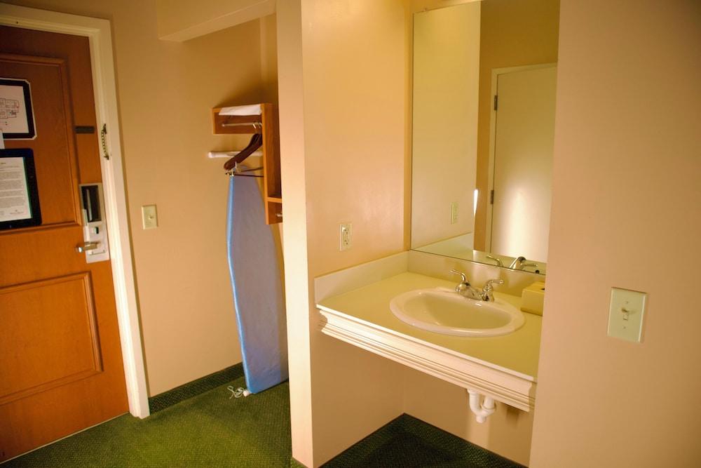 Standard Room, 1 King Bed - Photo 17