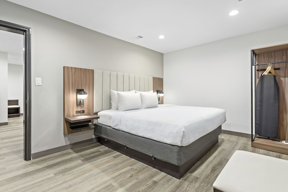 Suite, Multiple Beds, Non Smoking - Photo 5