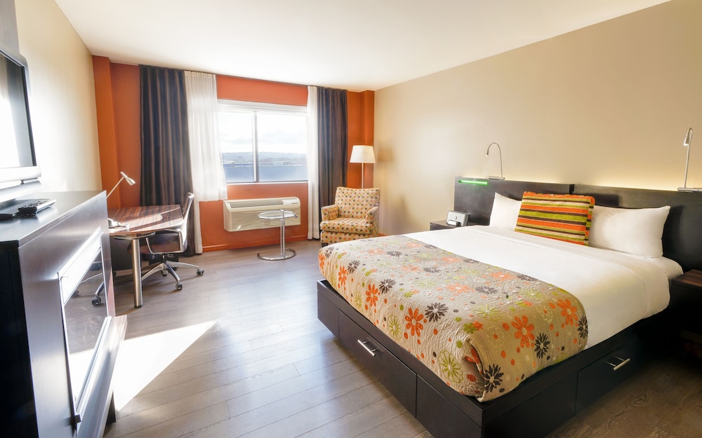 Intimacy Room, 1 Queen Bed, Fireplace and Multi-jet Shower