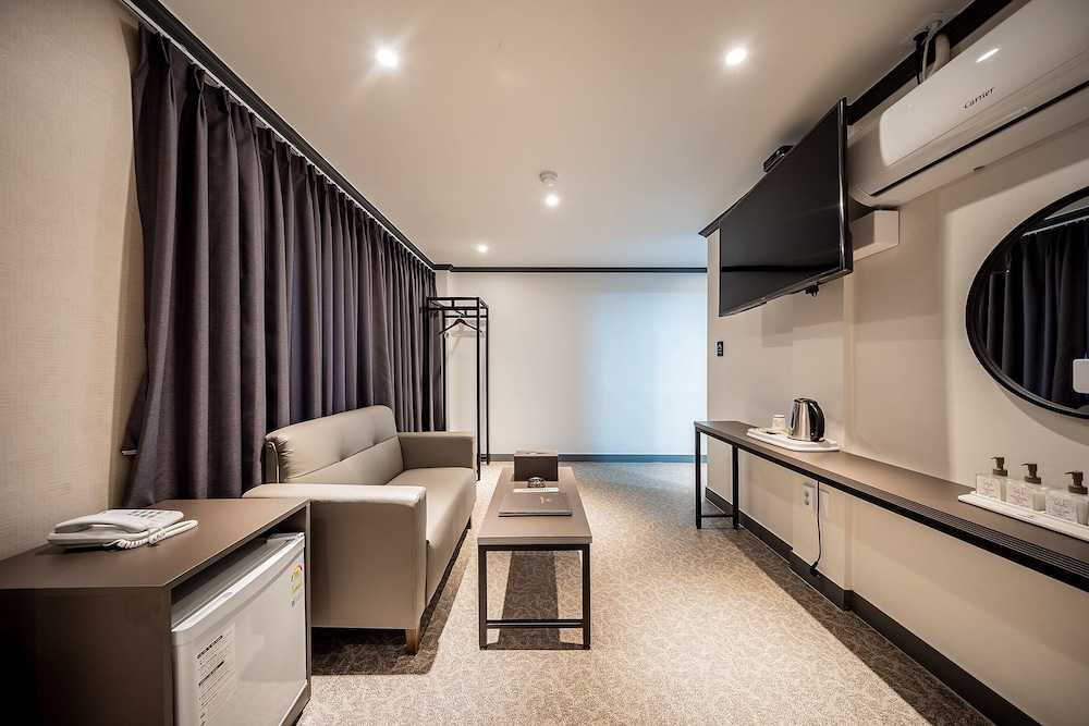 Deluxe Room - Photo 11
