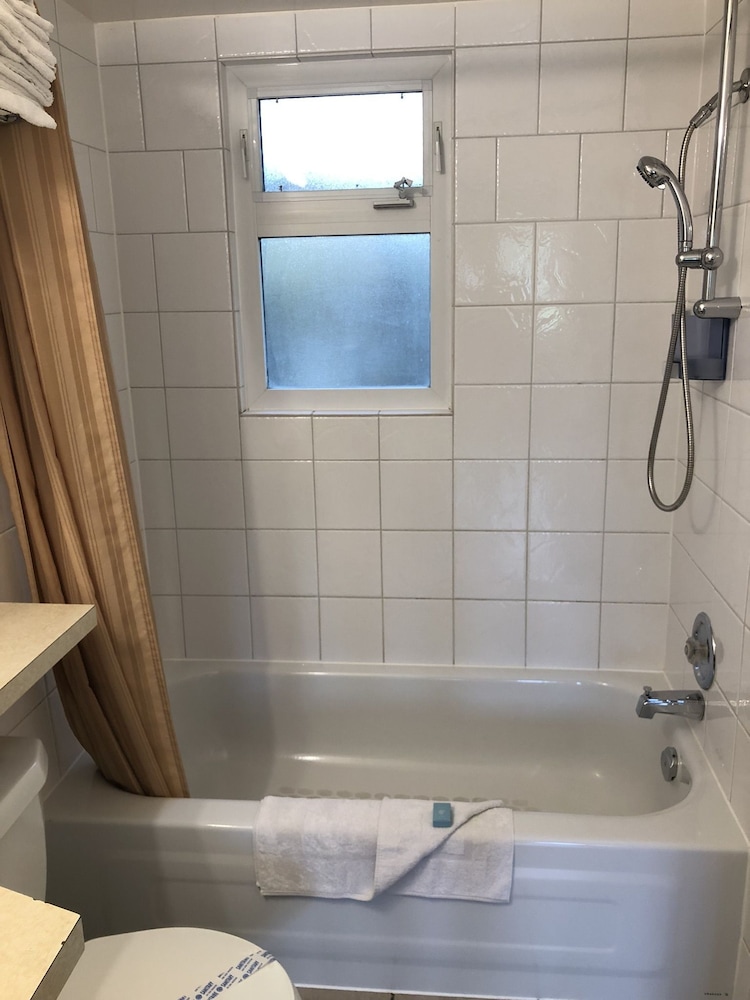Room, 1 Queen Bed, Lake View photo 2