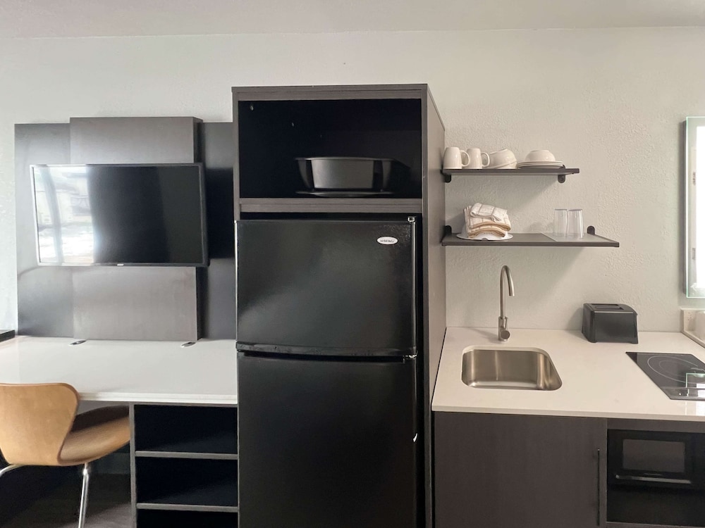 Standard Room, 1 Queen Bed, Non Smoking, Kitchenette - Photo 12