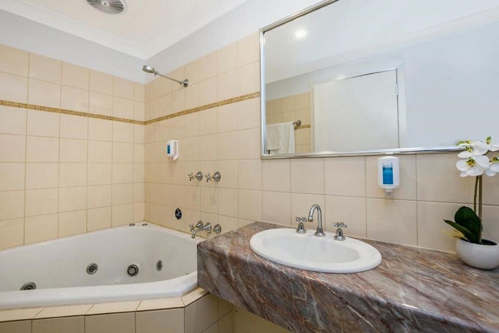 1 Bedroom Apartment with Spa Bath photo 2