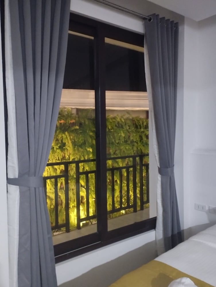 Deluxe with Garden & Garden Wall View (2SB) photo 3