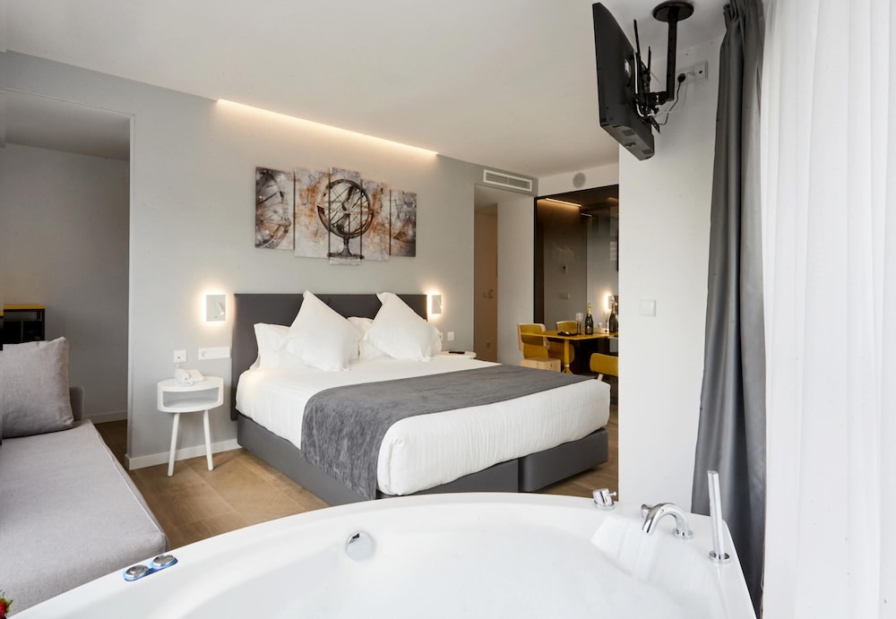 Studio, Jetted Tub
