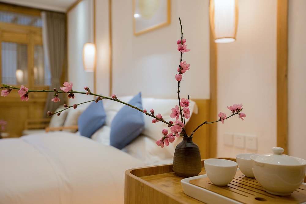 Standard Room, 1 Queen Bed photo 2